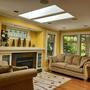 Elegant, Sunny Modern With Skylights - Kitsilano, Guest house Vancouver